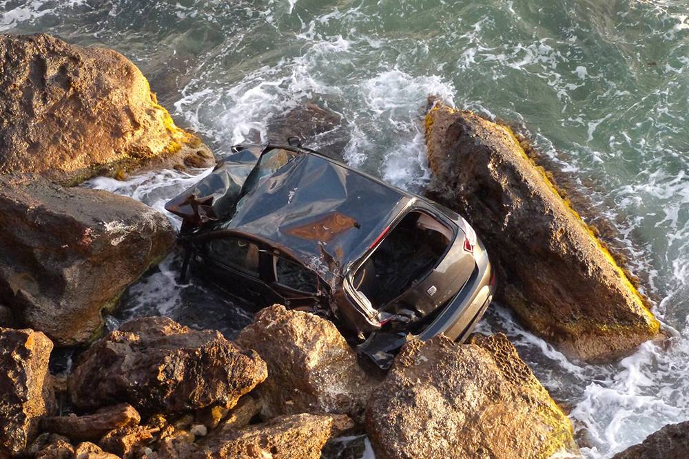 Падение с обрыва и морская вода уничтожили автомобиль в Севастополе, восстанавливать его бесполезно