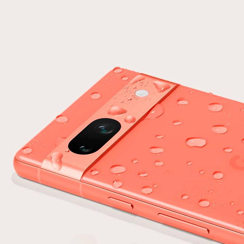 Pixel&nbsp;7a защищен от брызг и погружения в воду, но сладкие напитки или соленое море все&nbsp;равно могут ему навредить