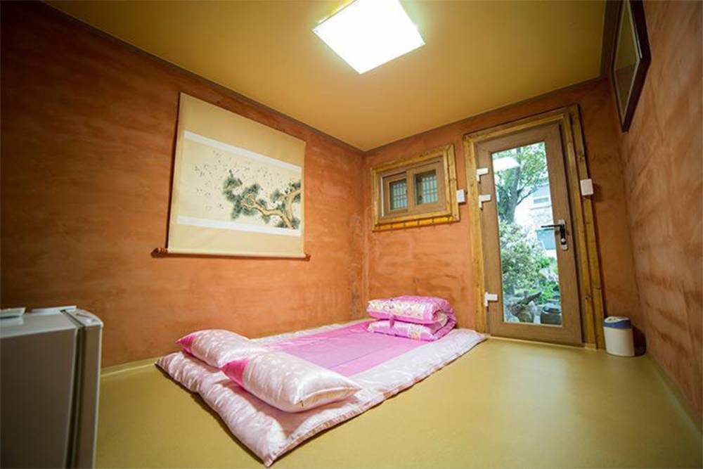 Так выглядит комната — матрас на полу и никакой мебели. Источник: booking.com