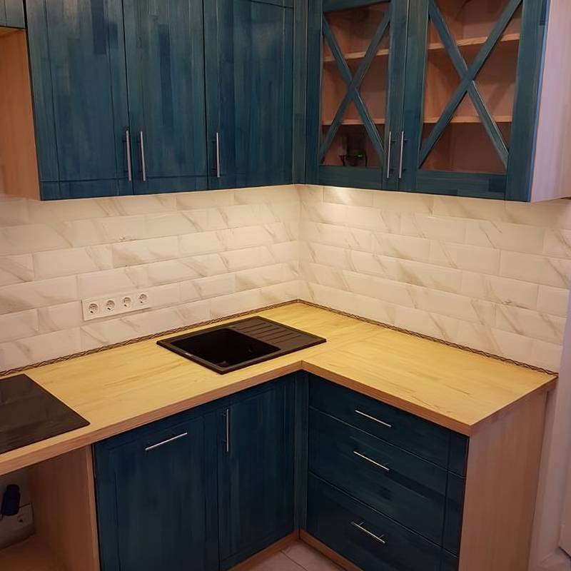 Небольшая кухня с фасадами из массива. Дерево можно перекрашивать, если цвет надоел. Источник: Мебель от компании «Помощь друзей» / Pinterest