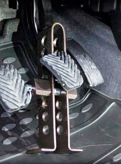Простой блокиратор педали с обычным замком может стать неожиданностью для угонщика, но опытный злоумышленник воспользуется болторезом