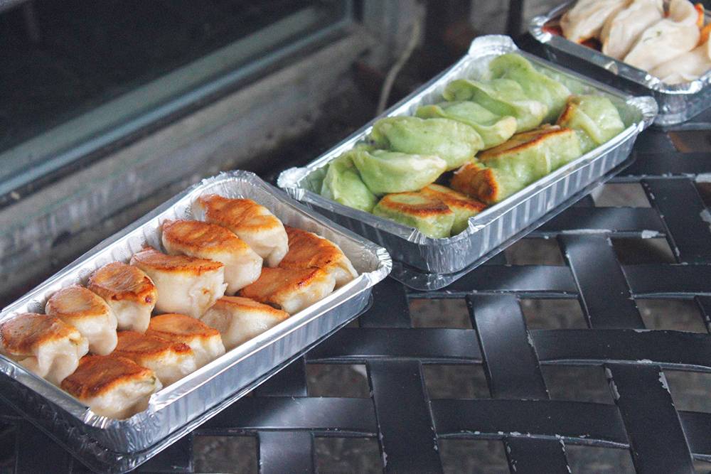 Дамплинги — это такие вареники в китайском стиле. В Tasty Dumpling за 1,25 $ (82 <span class=ruble>Р</span>) продадут пять дамплингов с мясом и капустой или луком