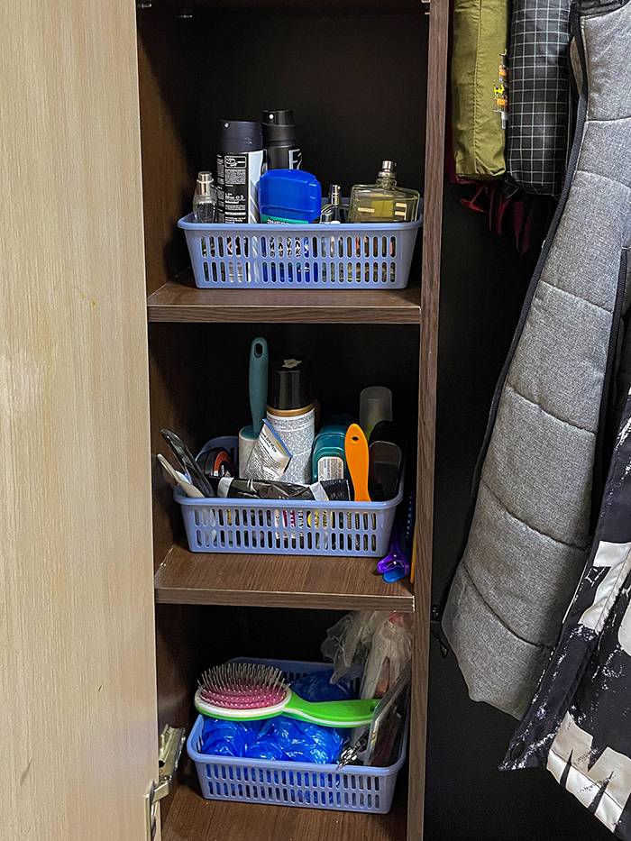 В шкафу в прихожей у вещей есть свои места: средства для&nbsp;обуви, парфюм, антисептики разложены по контейнерам и по полкам