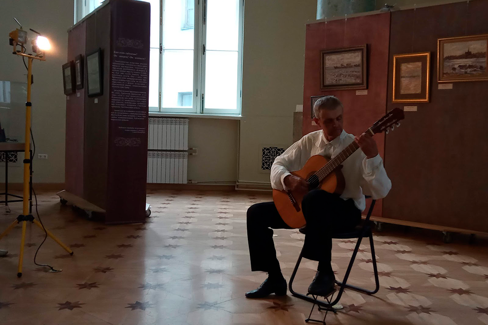 Мы не знали исполнителя, но организаторы рассказали, что это довольно известный в Санкт-Петербурге музыкант по классу «классическая гитара» — и действительно, он виртуозно владеет инструментом