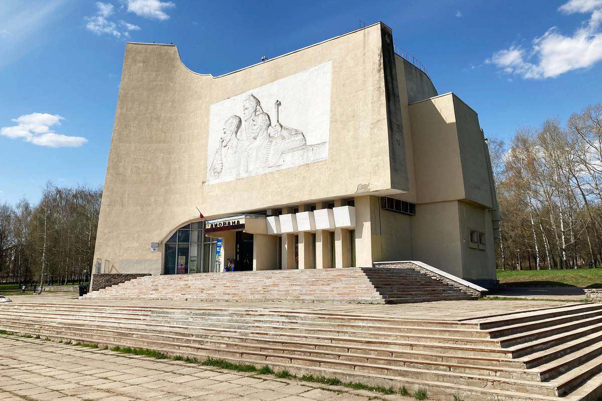 Здание построили в виде развернутого знамени с барельефом, на котором изобразили солдата, матроса и рабочего