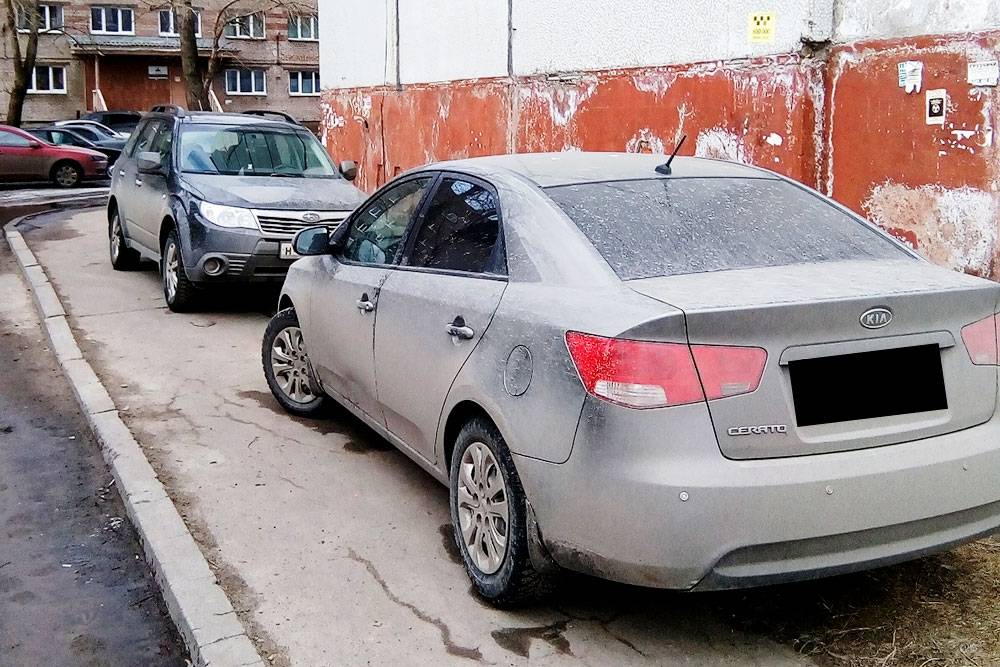 Въезд во двор дома, где живут мои родственники, — сразу две машины на тротуаре. С чемоданом или коляской не пройти, со встречным пешеходом не разминуться