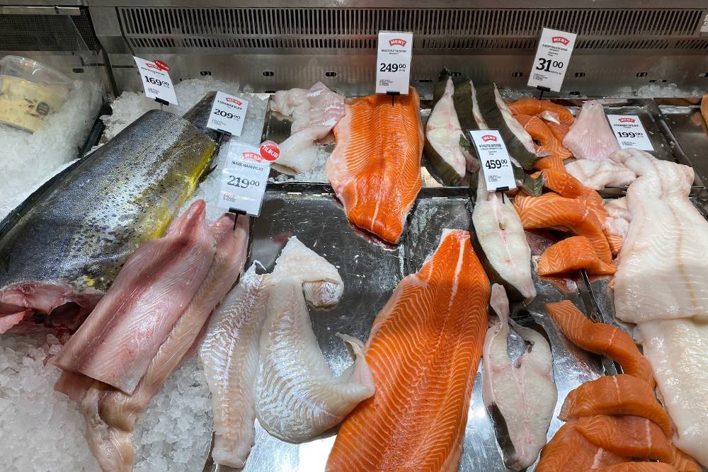 Рыбный прилавок в супермаркете Meny