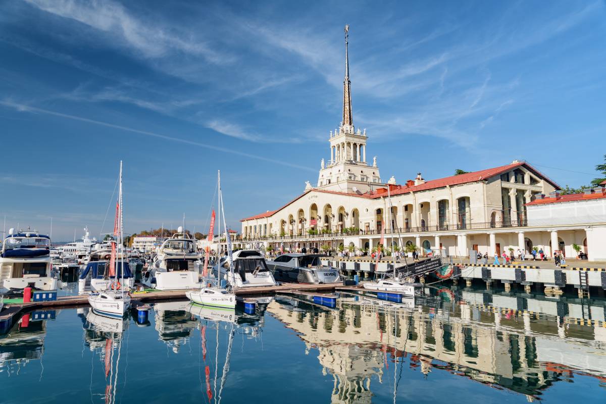 Морской вокзал Сочи — самый фотогеничный объект на набережной. Фото:&nbsp;Efired / Shutterstock