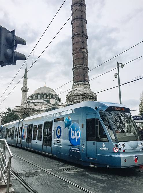 Трамвай Т1 — один из самых популярных маршрутов в городе, он проходит мимо площади Султанахмет через бухту Золотой Рог в район Кабаташ