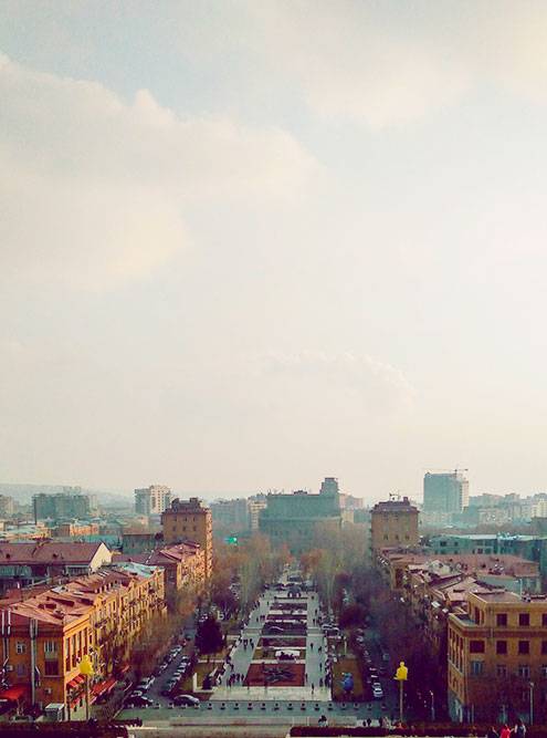 Вид на Ереван и сквер Таманяна с террасы «Каскада». Всего в «Каскаде» больше 550&nbsp;ступеней — отличное кардио после вкусной армянской кухни