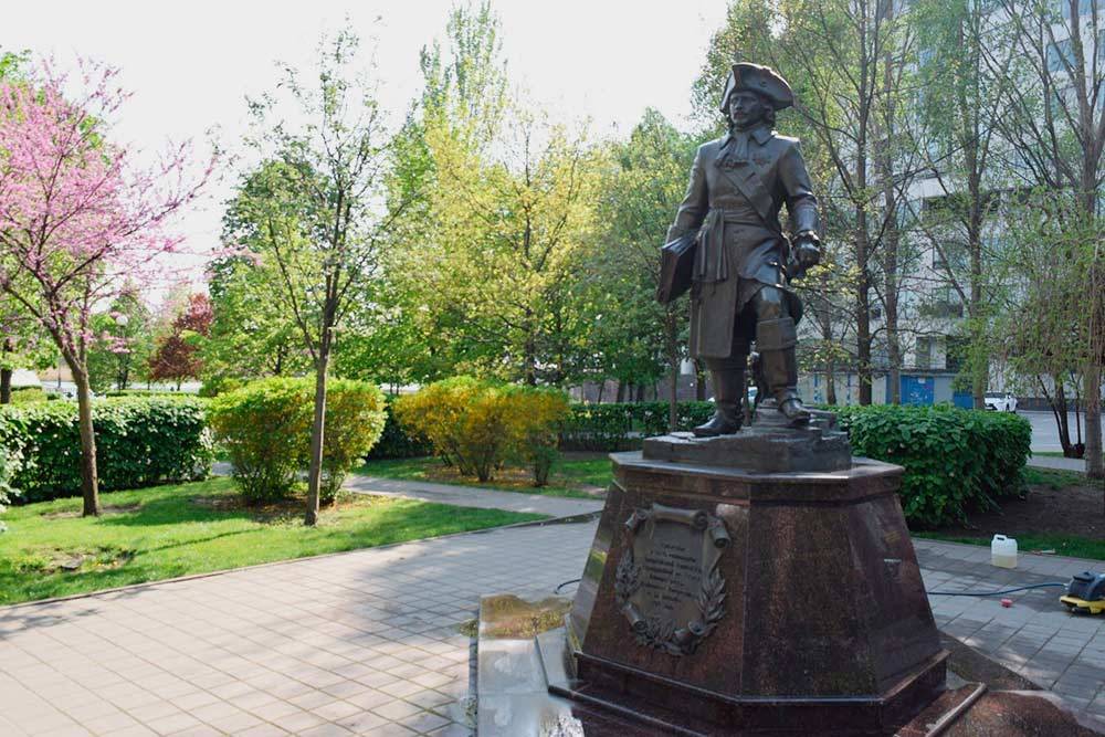 Памятник Темерницкой таможни находится недалеко от набережной