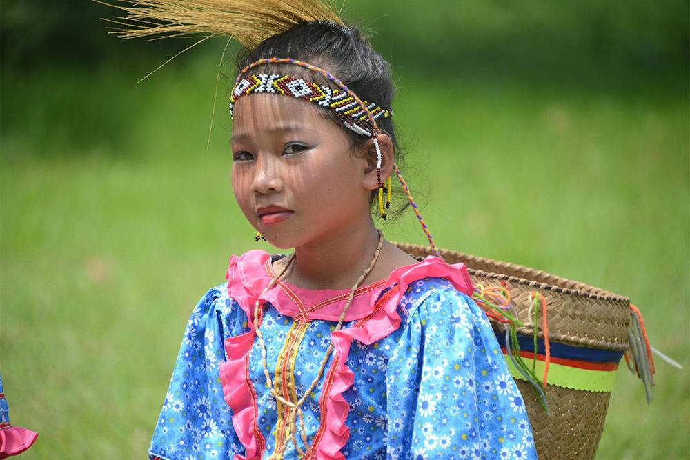 Филиппинская девочка в национальном костюме на празднике урожая Kadayawan