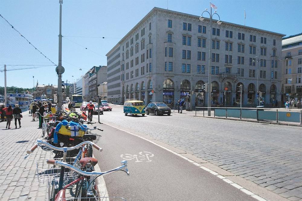 Велодорожка в центре Хельсинки отделена от проезжей части и пешеходной зоны и покрыта асфальтом