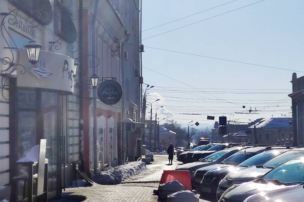 Парковки в центре бесплатные и, как правило, забиты машинами. Хорошо, что мы с вами пешком