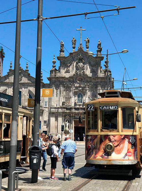 На красивом историческом трамвае стоит проехать по главным улицам Порту хотя&nbsp;бы ради впечатлений