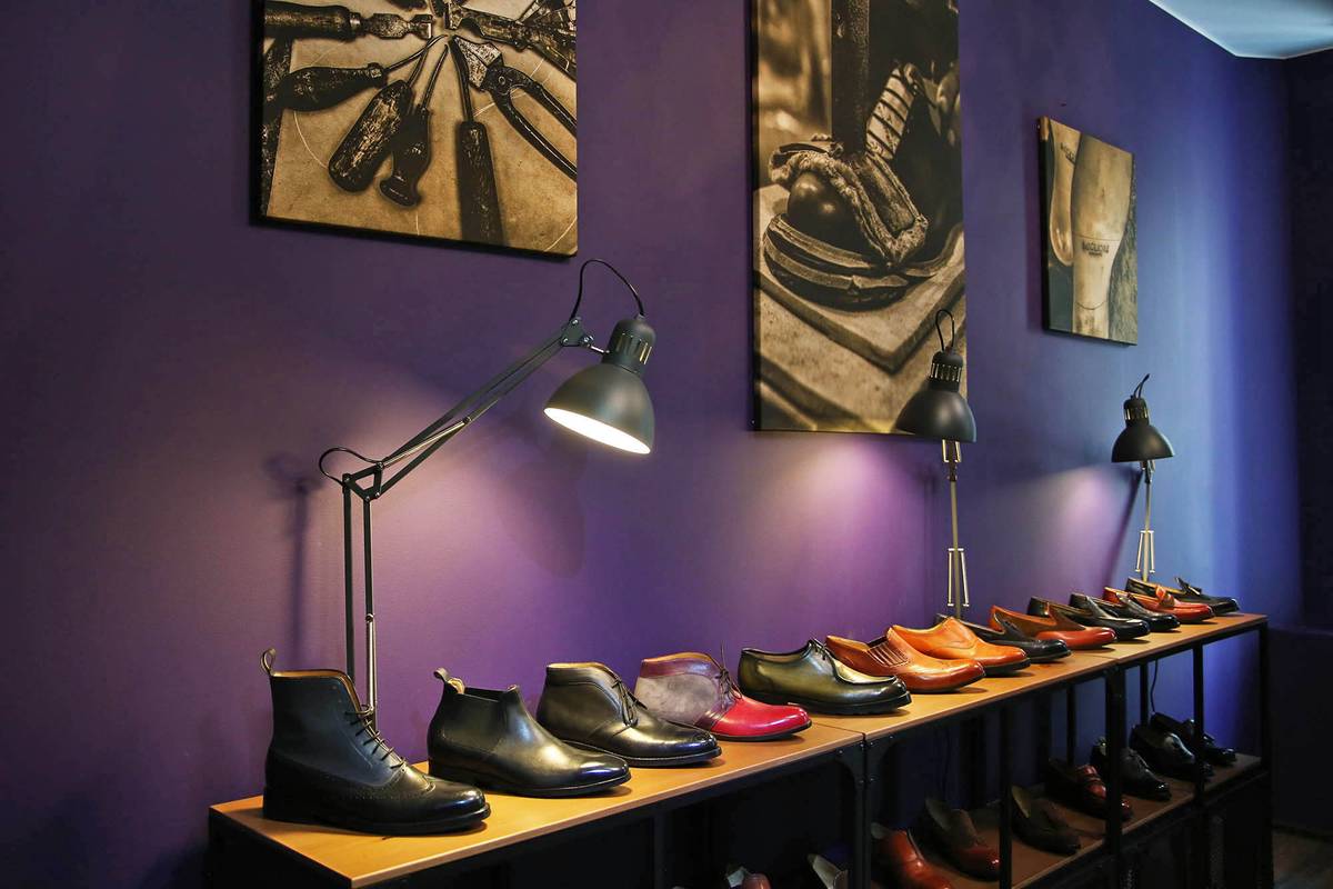 В бутике клиенты примеряют готовую обувь и составляют свою пару вместе с консультантом