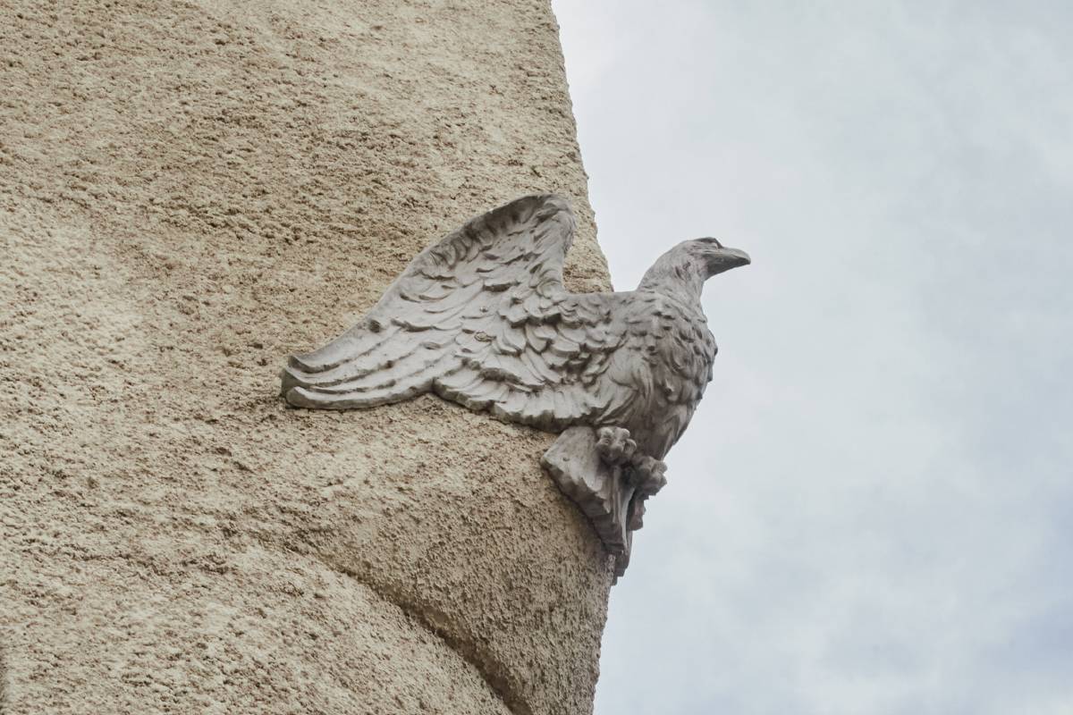 Юго-западный угол дома украшает орел с расправленными крыльями