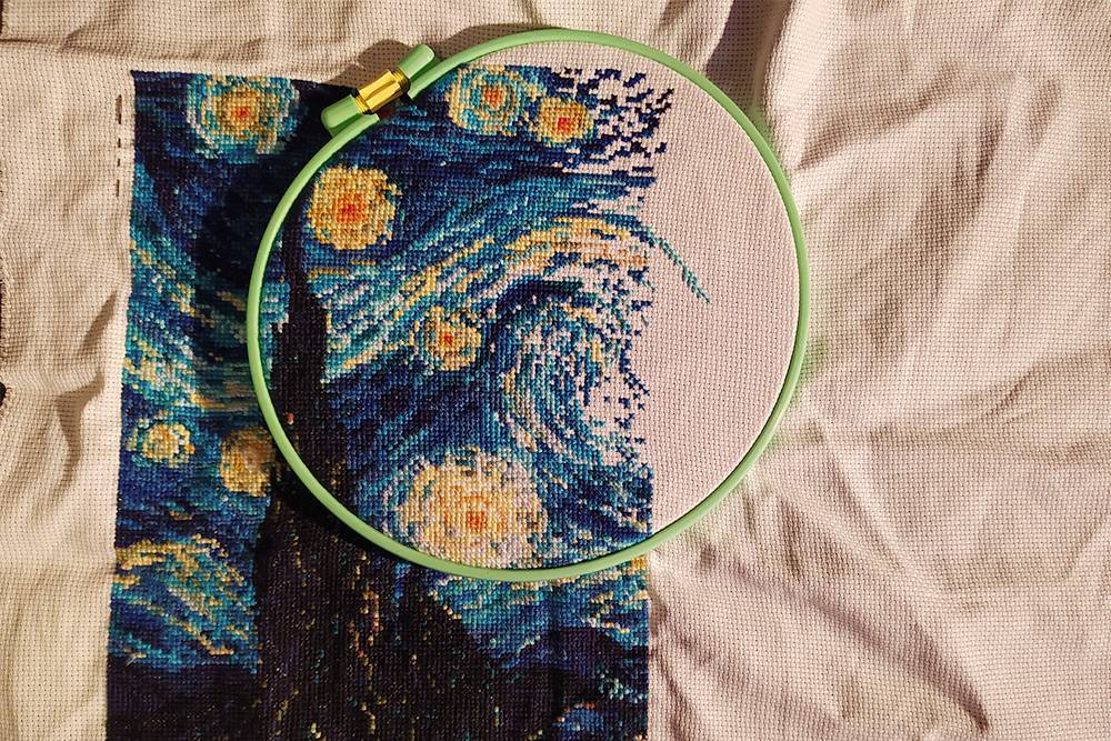 Я пытаюсь закончить «Звездную ночь» с весеннего карантина, хотя купила вышивку еще в 2017&nbsp;году. Она не самая простая — сплошное полотно 40 × 30 см на 26 цветов