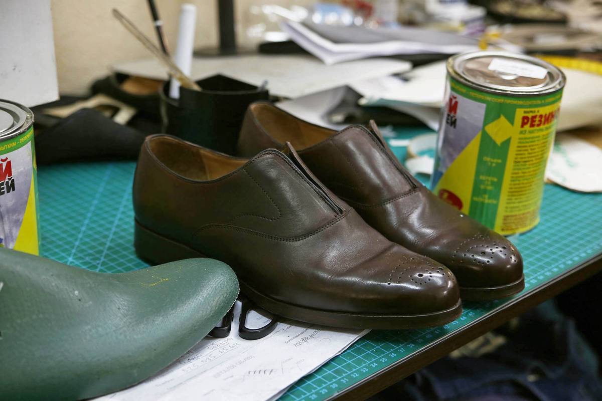 The pair is almost ready: all you have to do is make the holes for the laces, apply glitter and protect them from moisture