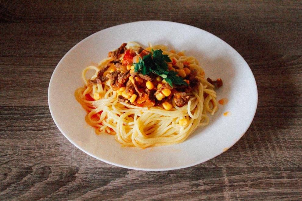 Спагетти с говядиной, кукурузой и соусом