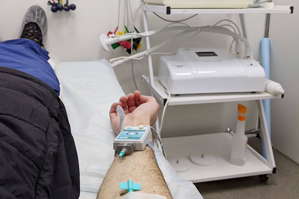 Михаил ходил делать внутривенное лазерное облучение крови в «Медикал-он-груп — Пермь». Это стоило 1200 <span class=ruble>Р</span>