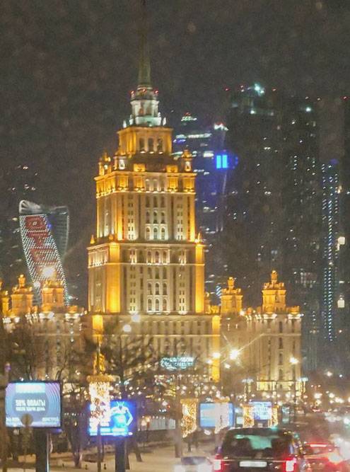 По дороге домой любуемся вечерней Москвой, которая кажется сегодня празднично украшенной, хотя Новый год давно прошел