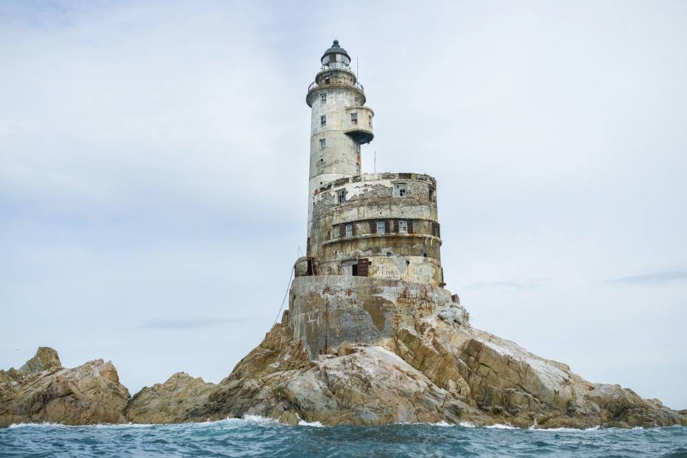 Такой вид на маяк открывается, когда подплываешь к нему на лодке. Источник:&nbsp;Gribov Andrei Aleksandrovich / Shutterstock