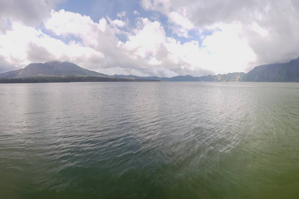 Вид с озера, которое заметно справа на панораме кальдеры выше