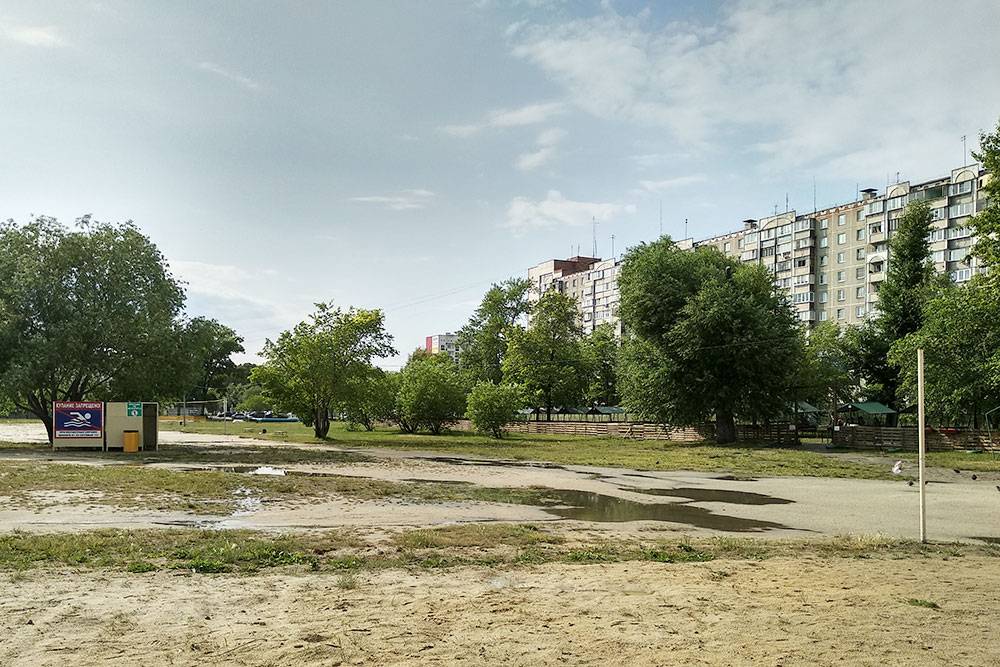 Тот самый «Путинский» пляж. Купаться в озере запрещено. Мангальная зона — платная. Песок и трава — бесплатные
