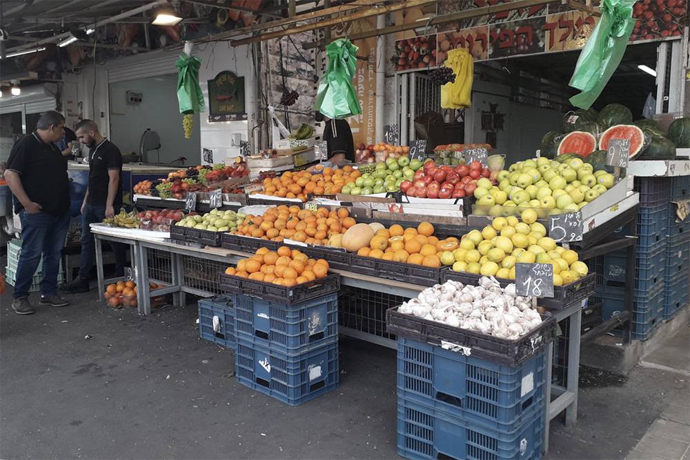 Покупаю фрукты и овощи на рынке