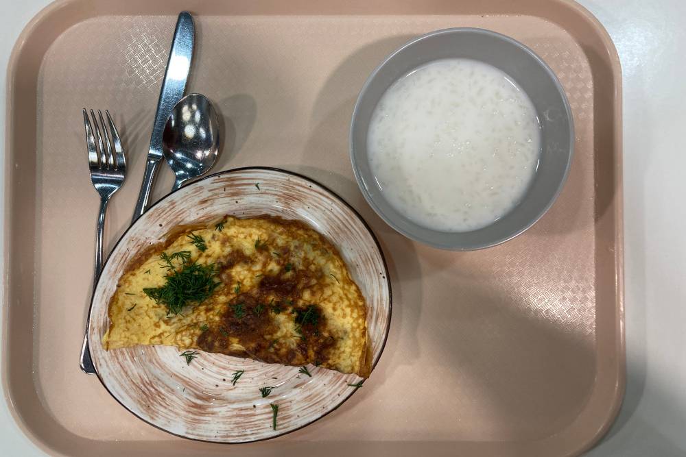 Беру на завтрак омлет и рисовую кашу