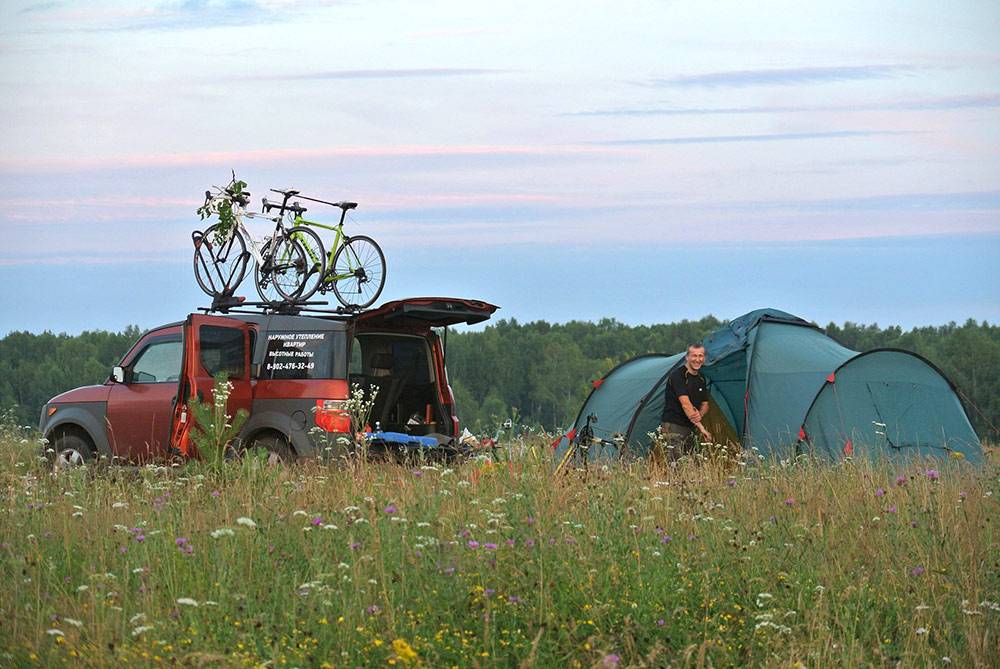 В поездку мы взяли большую четырехместную палатку, газовую горелку и котелки. Летом в палатке хорошо