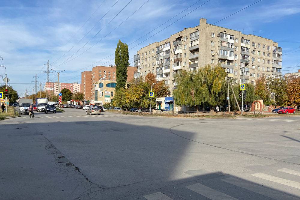 Русское Поле — жилой район на окраине Таганрога. Он появился в восьмидесятых, но и сейчас здесь строят новые многоэтажки