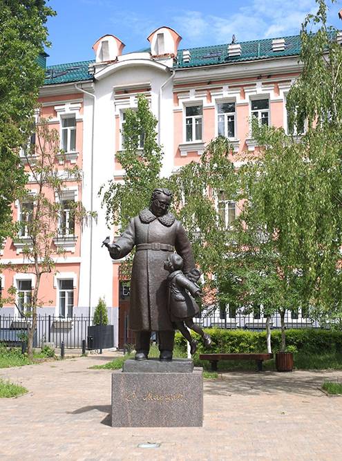 Маршак не раз приезжал в Воронеж. Он останавливался у своего дяди, который жил в доме позади памятника
