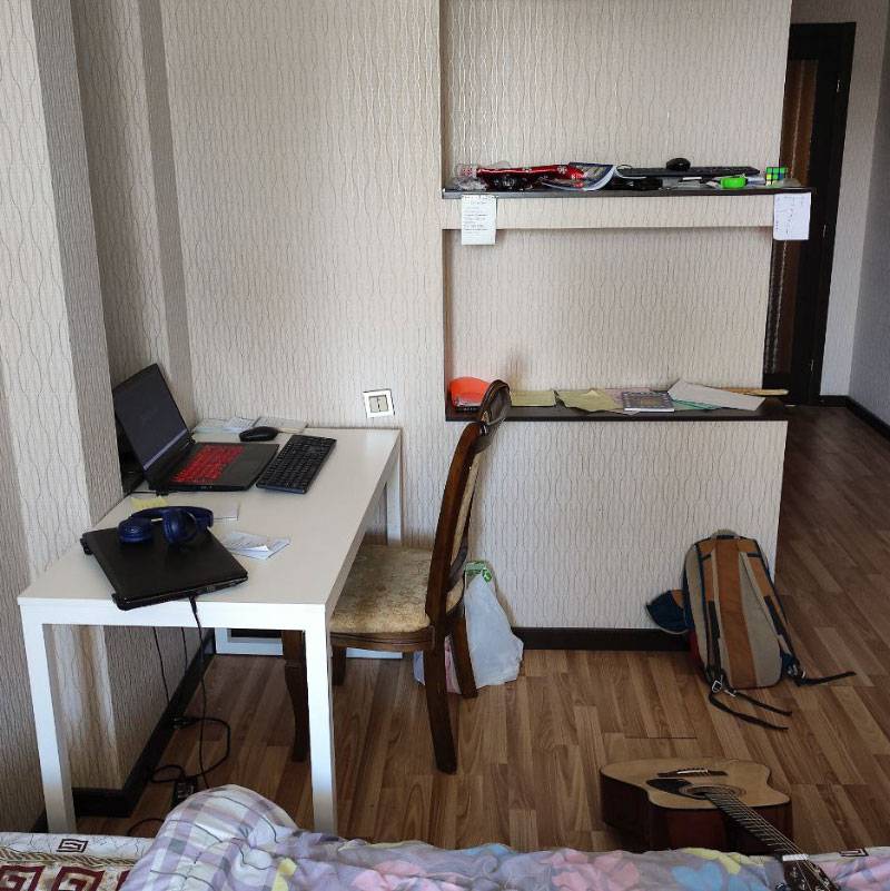 За неделю комната порядком захламилась, но уборка у меня по субботам