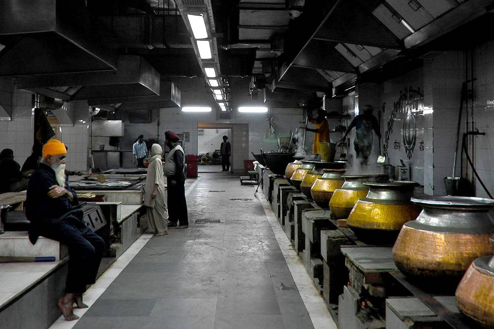 Столовая храма в Нью-Дели кормит тысячи людей в сутки, работа на кухне не останавливается даже ночью. Фото: Neil Moralee/Flickr