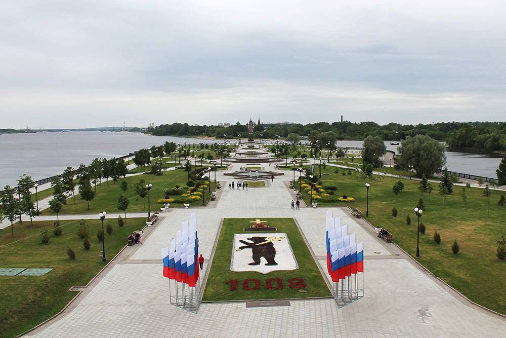 Стрелка в Ярославле: слева — Волга, справа — река Которосль. Вдали виден памятник в честь тысячелетия города. Местный герб выложен из цветов и камней