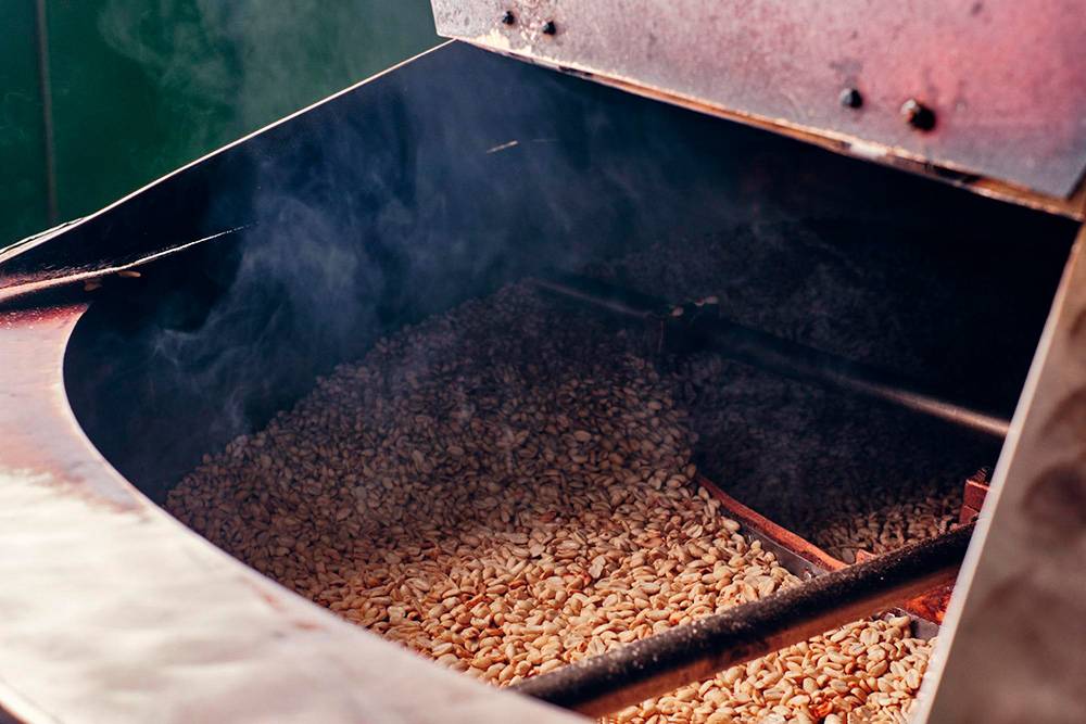 Печь рассчитана на 50 кг орехов. Для жарки масло не нужно, потому что оно и так выделяется из орехов
