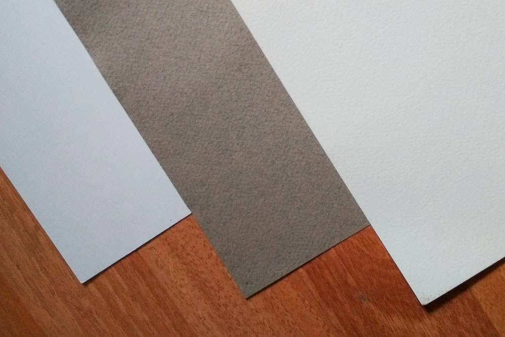 Разные типы бумаги. Слева направо: ватман «Гознак», тонированная бумага для пастели и бумага для акварели