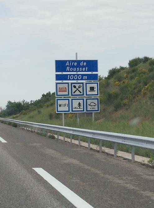 Указатель остановки для&nbsp;отдыха с бесплатным вайфаем. Такие съезды на магистралях встречаются каждые 20—25 километров