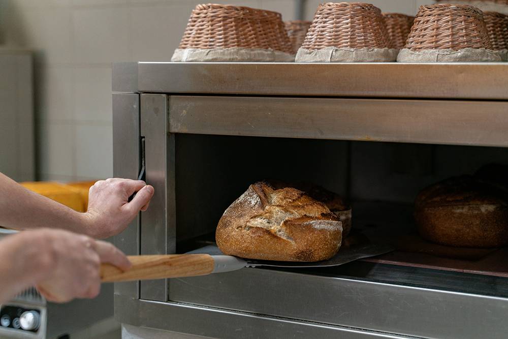 В печи важно поддерживать высокую влажность. Через 10&nbsp;минут после начала выпекания хлеба мы выпускаем пар и&nbsp;на&nbsp;пониженной температуре отпекаем еще 20&nbsp;минут. Фото: Виктор Юльев