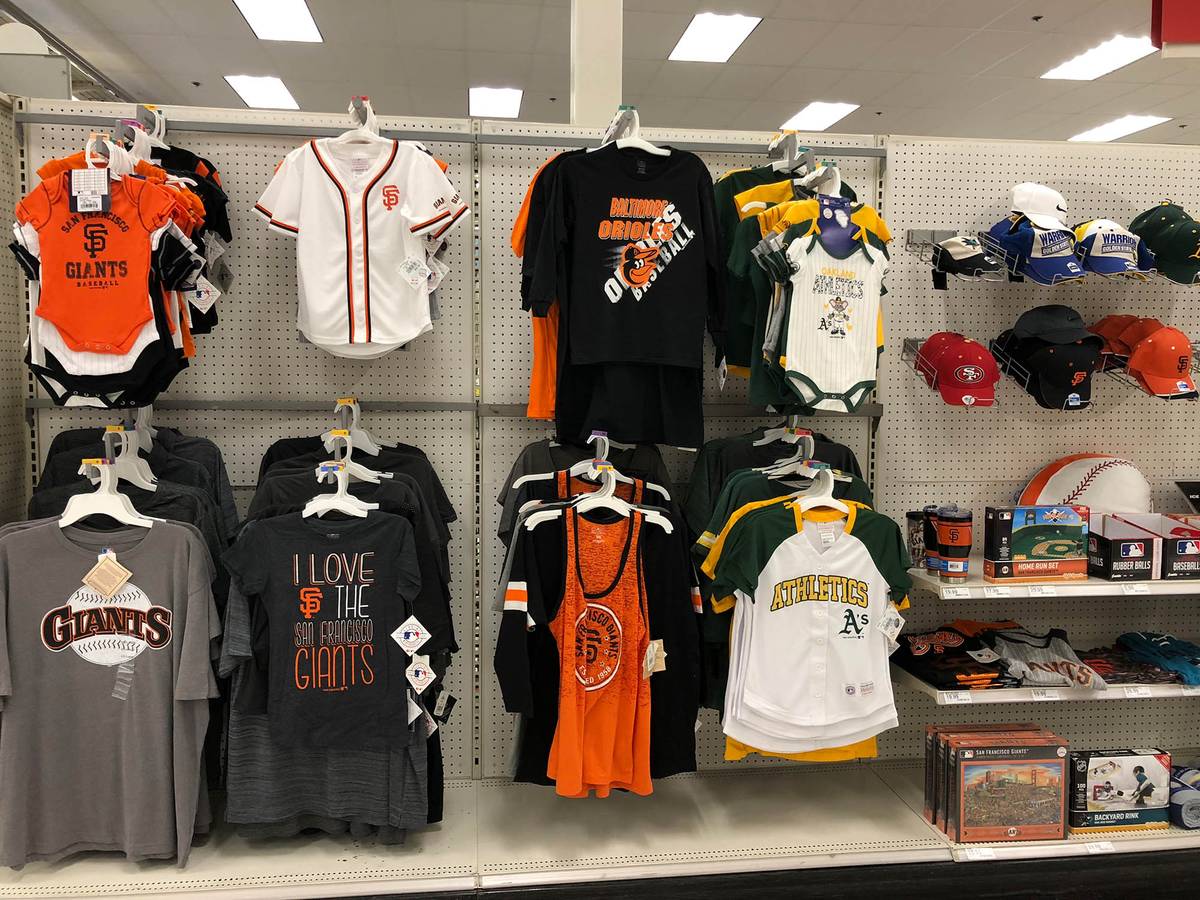 В магазинах огромный выбор одежды с символикой спортивных команд