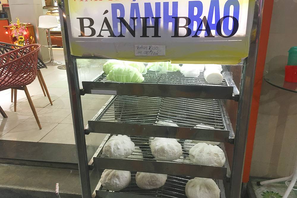 Бан бао — это пирожки из белого теста с начинкой из фарша и яйца. Цена — 14 000 ₫ (40 <span class=ruble>Р</span>)