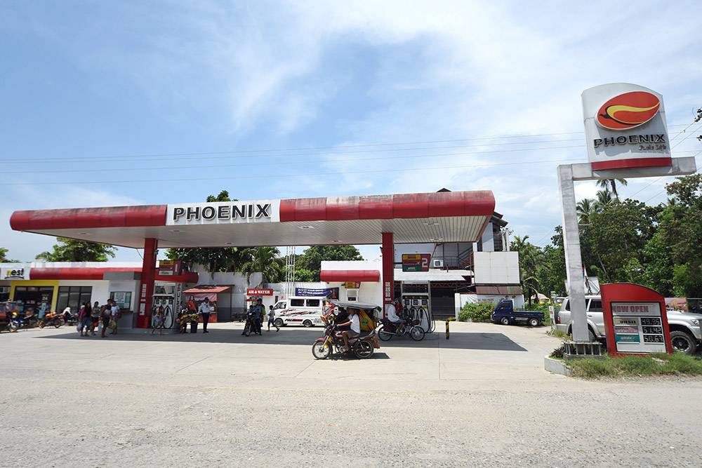 Бензоколонка на острове Самал. Цены на бензин повышаются или понижаются вместе с ценой на нефть. Сейчас он стоит примерно 50 песо (65 <span class=ruble>Р</span>) за литр