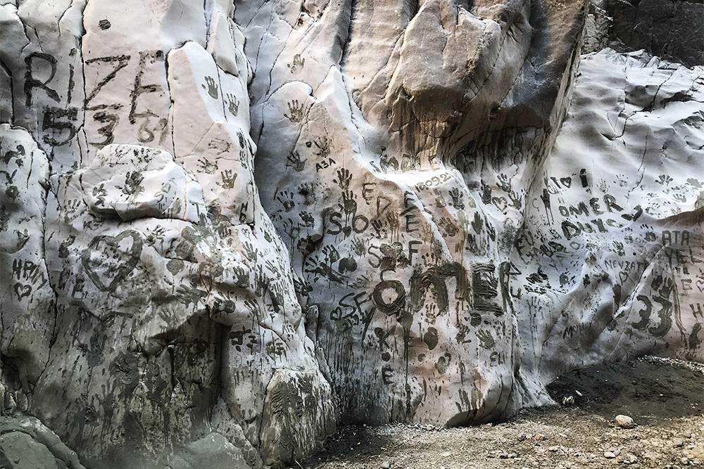На дне каньона — глина, ее используют для&nbsp;оригинальных граффити