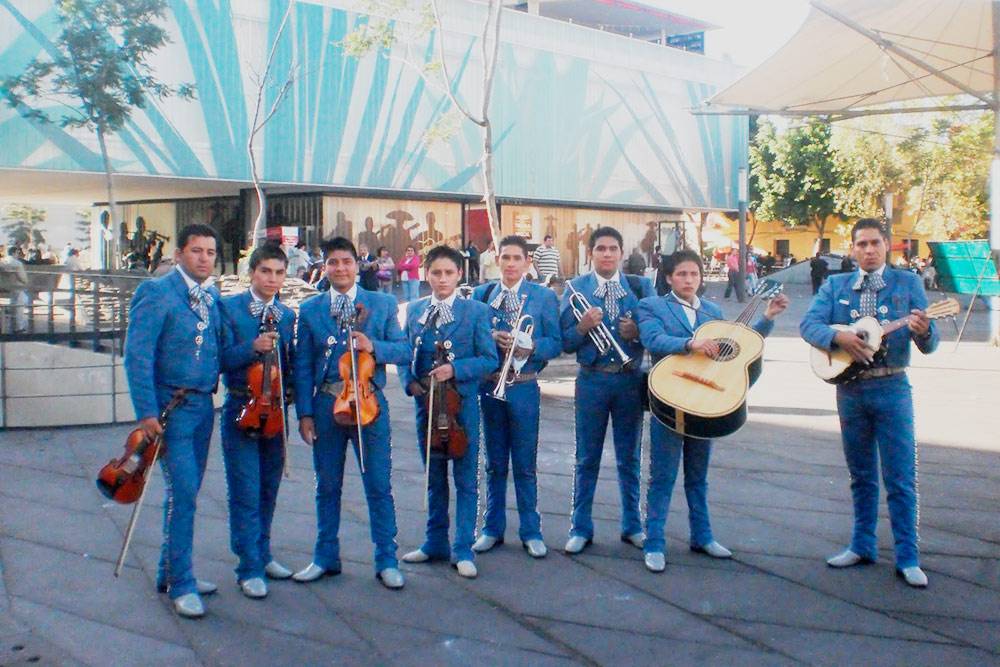 Мариачи — одна из визитных карточек Мексики. Это музыканты в традиционных костюмах и сомбреро, которые играют и поют вживую. Их часто приглашают выступать на дни рождения или свадьбы. Но это недешевое удовольствие — от 2000&nbsp;песо