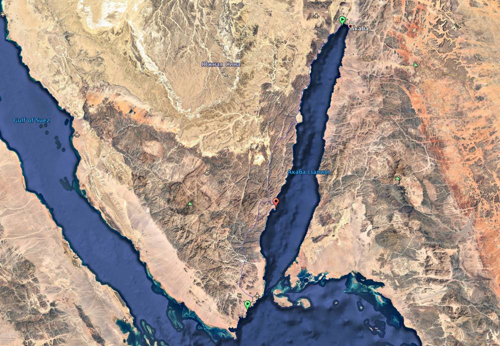 В 95 км от Дахаба — египетский Шарм-эль-Шейх, в 160 км — израильский Эйлат, через пролив — Саудовская Аравия