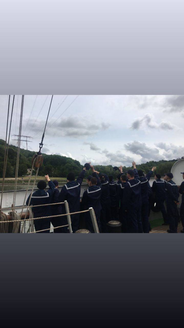 Заходим в порт Руана по каналу, одногруппники приветствуют землян