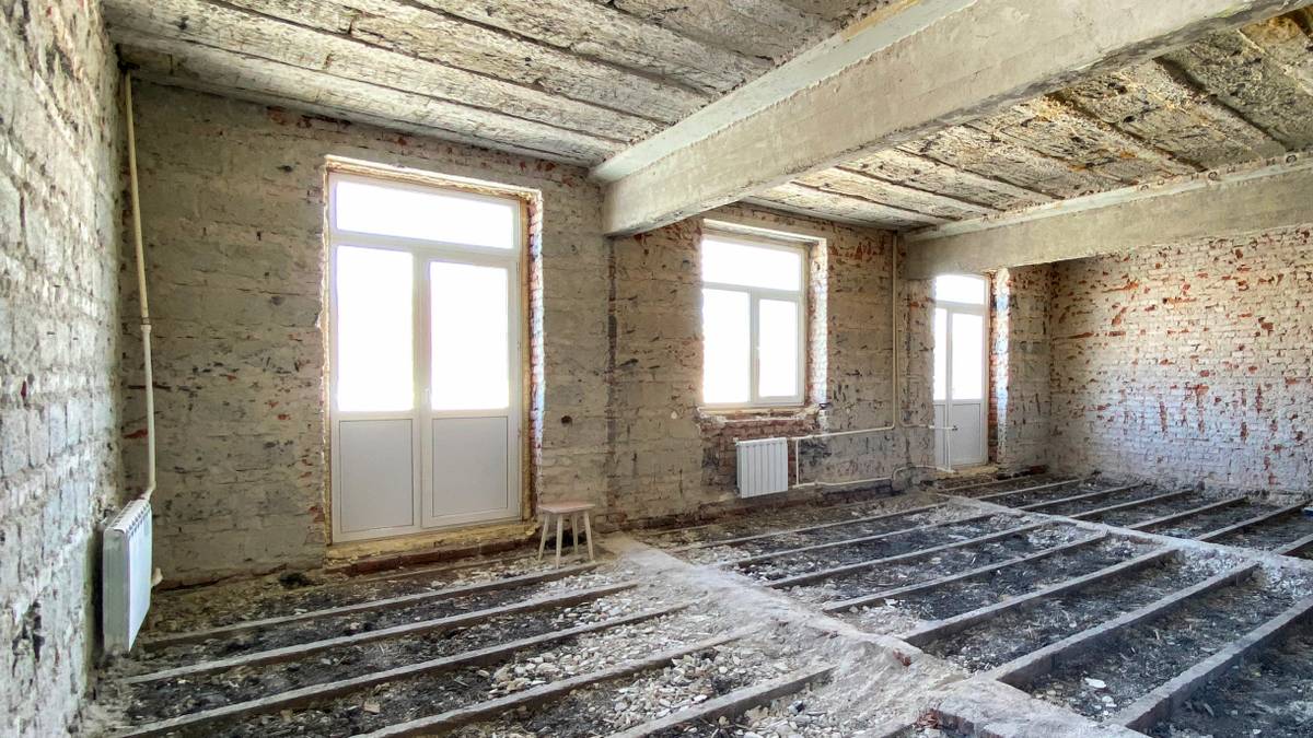 Демонтаж стен и пола в убитой сталинке