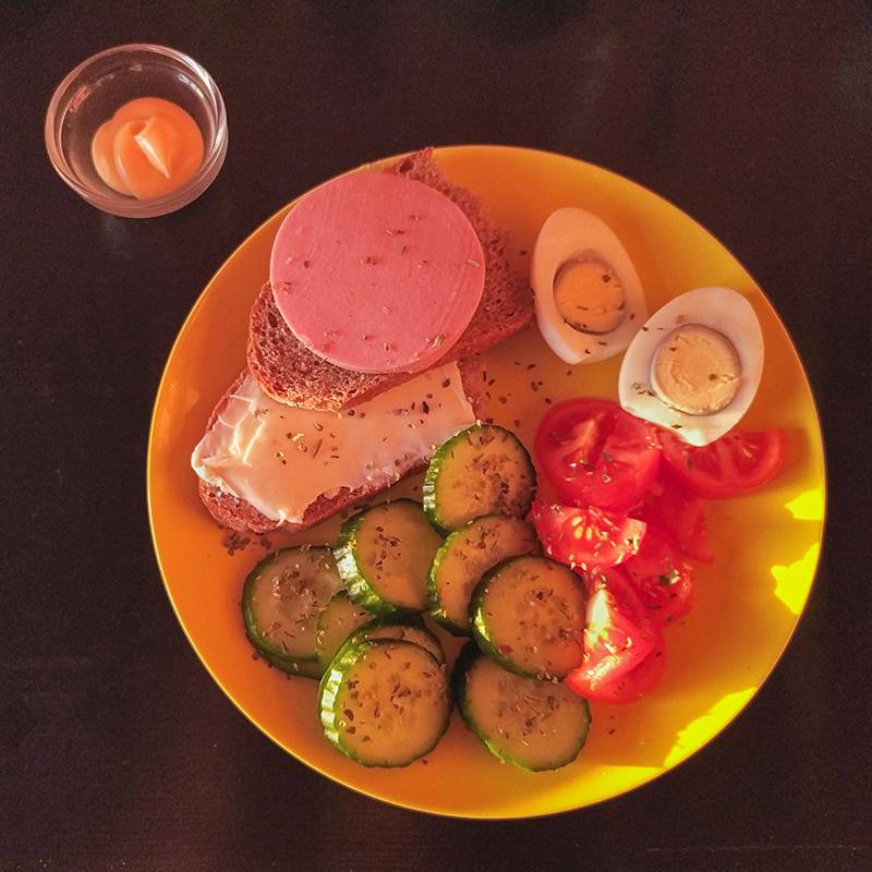 Завтрак: бутерброды с колбасой и маслом, овощи, яйцо